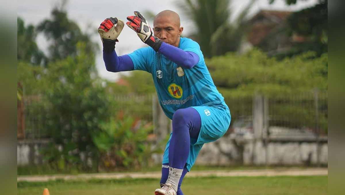 PS Barito Putera resmi melepas dua pilar andalan pada bursa transfer Liga 1 2022-2023, salah satunya yakni kiper veteran Laskar Antasari, Aditya Harlan. - INDOSPORT