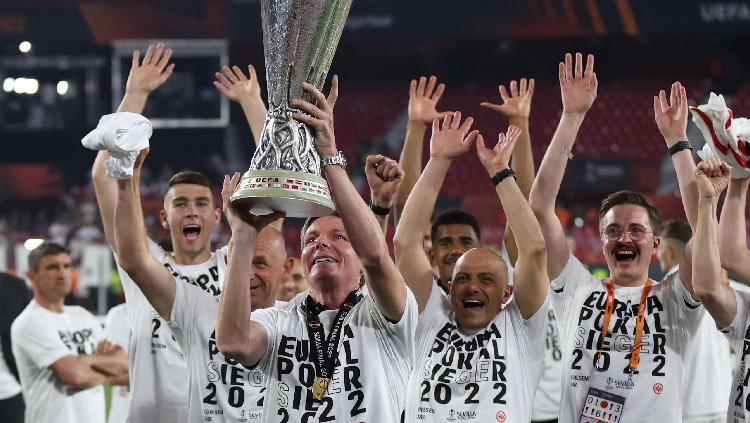 Pelatih Eintracht Frankfurt Oliver Glasner mengangkat trofi dan merayakan dengan anggota tim setelah memenangkan Liga Europa REUTERS-Matthew Childs