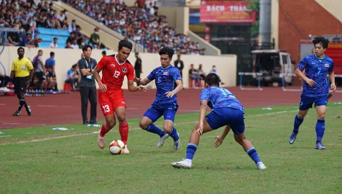 Indosport - Laga antara Timnas U-23 vs Thailand di laga SEA Game Vietnam 2021. Foto: PSSI