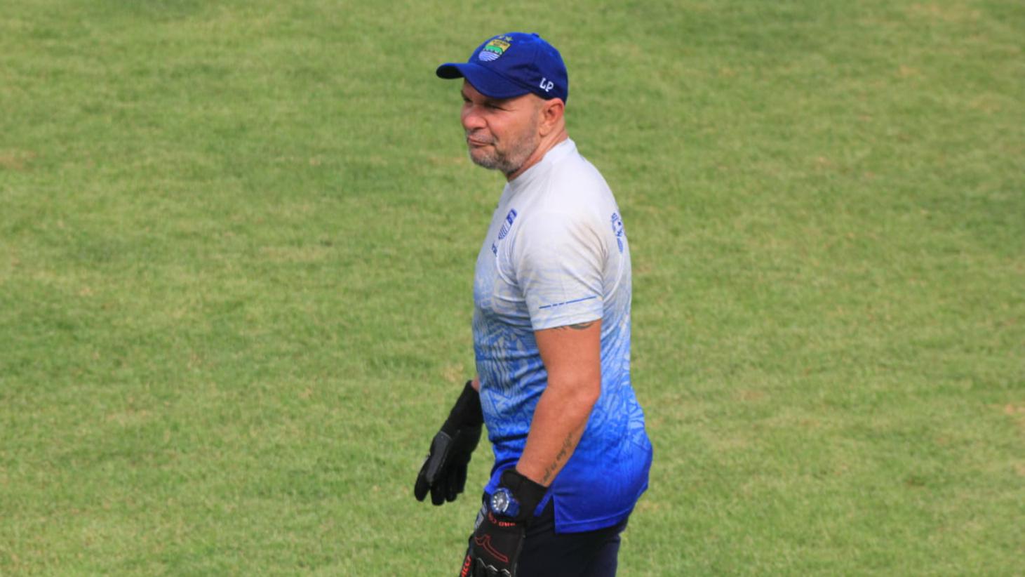 Pelatih penjaga gawang Persib Bandung, Luizinho Passos, fokus mempersiapkan anak asuhnya untuk menghadapi Persija Jakarta di Liga 1. (Arif Rahman/INDOSPORT)