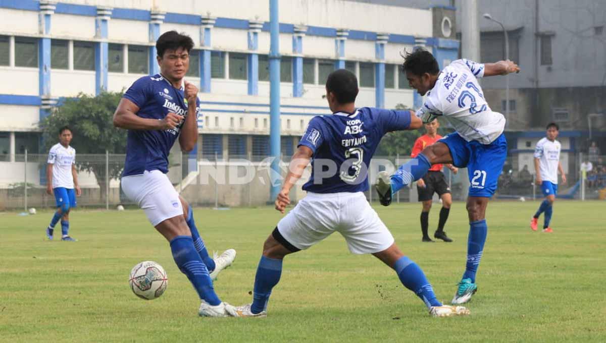 Frets Butuan dikawal Achmad Jufriyanto dan Eriyanto saat game internal Persib Bandung di Stadion Persib, Jalan Ahmad Yani, Kota Bandung, Sabtu (21/05/22).