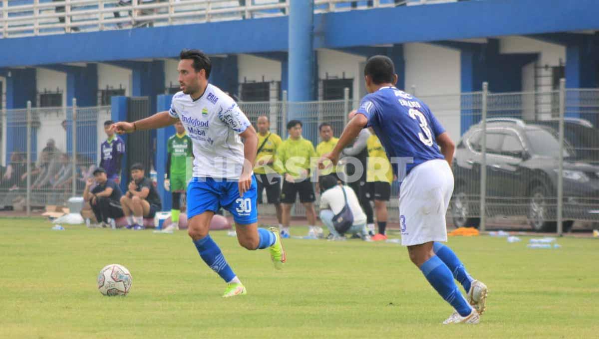 Ezra Walian, mencoba melawati Eriyanto saat game internal Persib Bandung di Stadion Persib, Jalan Ahmad Yani, Kota Bandung, Sabtu (21/05/22).