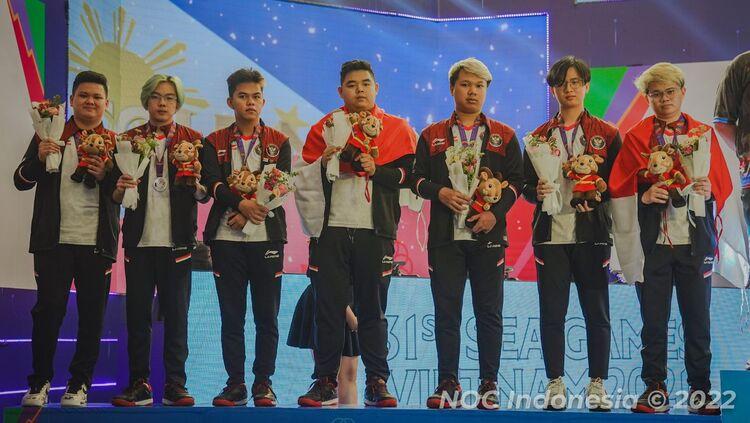 Timnas Esports Indonesia saat meraih medali perak nomor team Mobile Legends SEA Games 2021 di Hanoi National Conventional Center, Jumat (20/5).