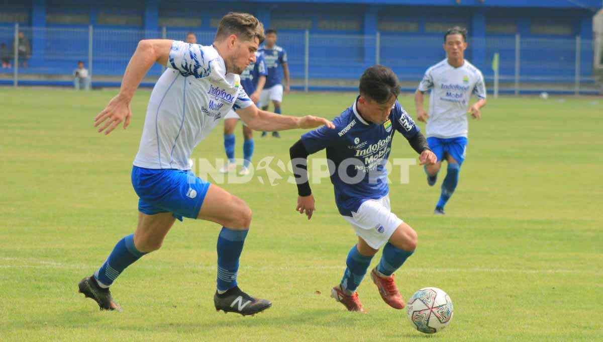 Arsan Makarin mencoba melawati Nick Kuipers saat game internal Persib Bandung di Stadion Persib, Jalan Ahmad Yani, Kota Bandung, Sabtu (21/05/22).