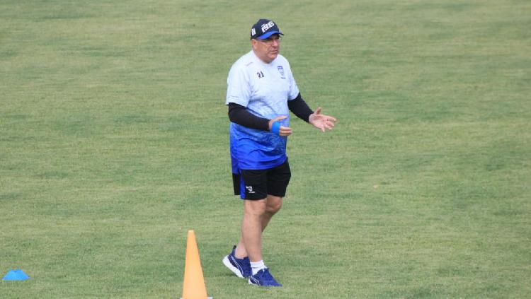 Pelatih Persib, Robert Rene Alberts, saat memimpin latihan di Stadion Persib, Jalan Ahmad Yani, Kota Bandung