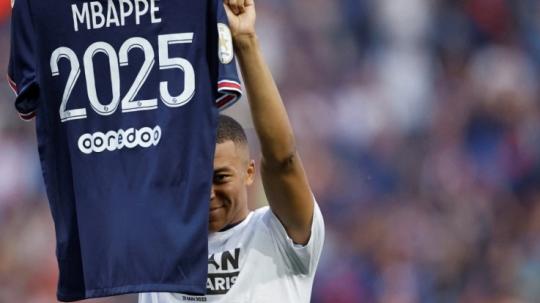 Real Madrid kena PHP, Kylian Mbappe akhirnya memilih bertahan di PSG sampai 2025 mendatang. Foto: REUTERS/Christian Hartmann.