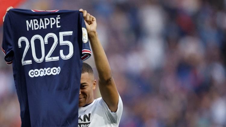 Indosport - Kylian Mbappe bertahan di PSG sampai 2025. Foto: REUTERS/Christian Hartmann.