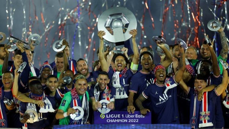 PSG angkat trofi juara Ligue 1 Liga Prancis 2022. Foto: REUTERS/Christian Hartmann. - INDOSPORT