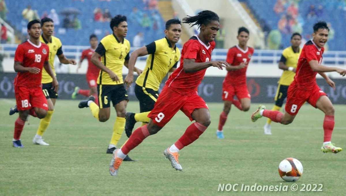 Indosport - Timnas Indonesia U-23 bertanding melawan Malaysia pada laga perebutan medali perunggu SEA Games 2021 di Stadion My Dinh, Hanoi, Vietnam, Minggu (22/05). Foto: NOC Indonesia/Naif Al’As