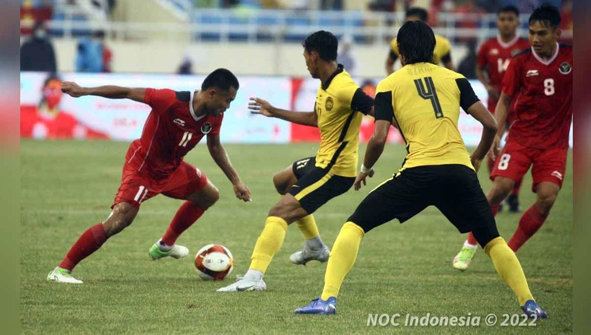 Timnas Sepak Bola Indonesia bertanding melawan Malaysia pada laga perebutan medali perunggu SEA Games 2021 Vietnam di Stadion My Dinh, Hanoi, Vietnam, Minggu (22/05). Kini kondisi rumput stadion sangat gersang jelang Piala AFF 2022. Foto: NOC Indonesia/Naif Al’As