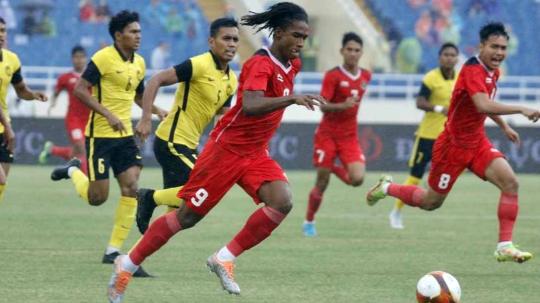 Timnas Indonesia bertanding melawan Malaysia pada laga perebutan medali perunggu SEA Games 2021 di Stadion My Dinh, Hanoi, Vietnam, Minggu (22/05). Foto: NOC Indonesia/Naif Al’As