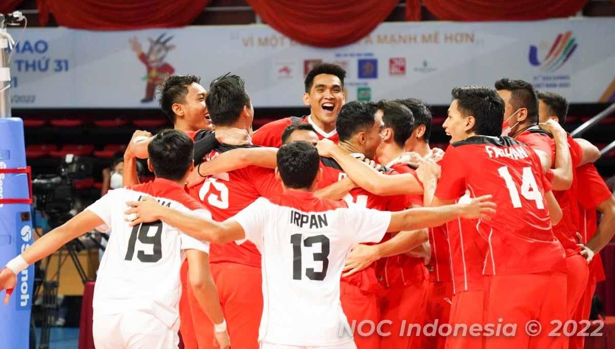 Timnas Voli Putra Indonesia berhasil mempertahankan gelar juara bertahan usai menang 3-0 atas Vietnam di Quang Ninh Gymnasium, Minggu (22/05). Foto: NOC Indonesia/MP Media/Gilang Riandi