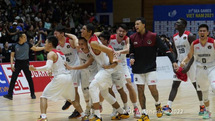 Tim basket putra Indonesia mencetak sejarah dengan menumbangkan Filipina dan merebut emas SEA Games 2021. Foto: NOC Indonesia/MP Media/Iqbal Fauzi. - INDOSPORT