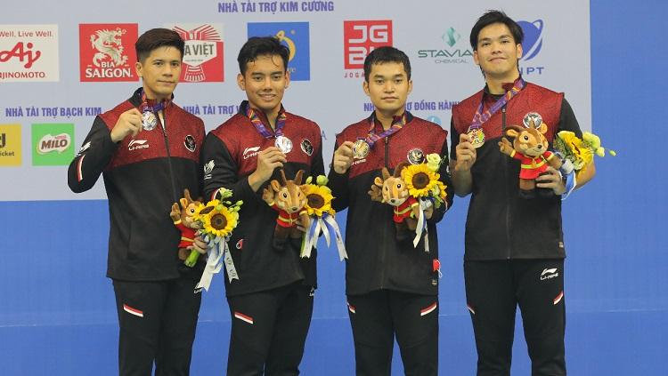 Leo Rolly Carnando/Daniel Marthin dan Pramudya Kusumawardana/Yeremia Rambitan di Podium SEA Games 2021. Foto: PBSI.