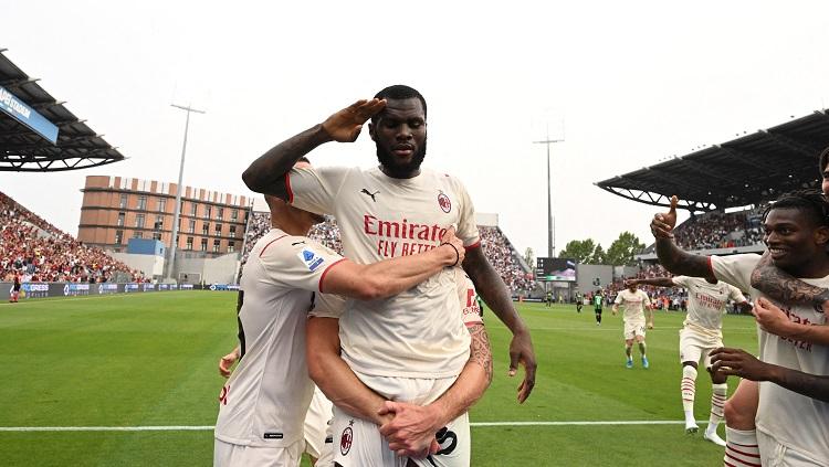 Franck Kessie merayakan golnya di laga Sassuolo vs AC Milan (REUTERS/Alberto Lingria)