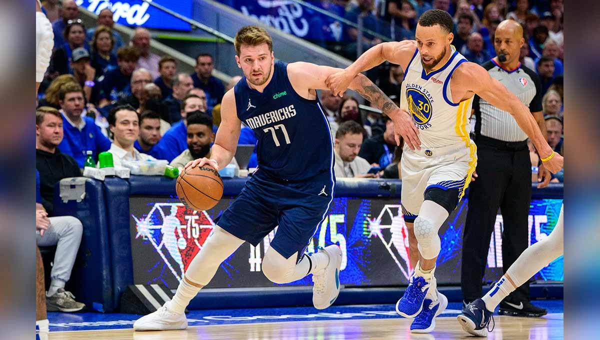 Pebasket Dallas Mavericks. Luka Doncic, berusaha melewati pebasket Golden State Warriors Stephen Curry di laga NBA 2022. Foto: REUTERSJerome Miron