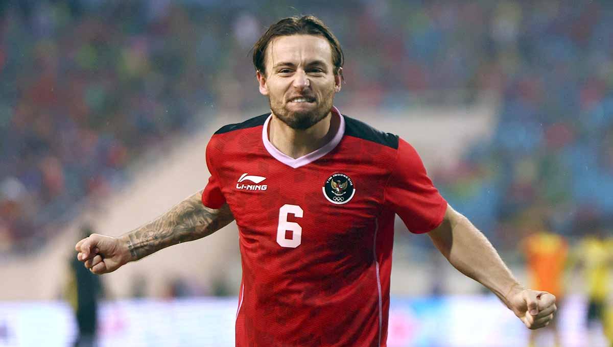 Gelandang naturalisasi, Marc Klok, mengucap syukur atas keberhasilan Timnas Indonesia lolos ke Piala Asia 2023. Foto: REUTERS/Chalinee Thirasupa