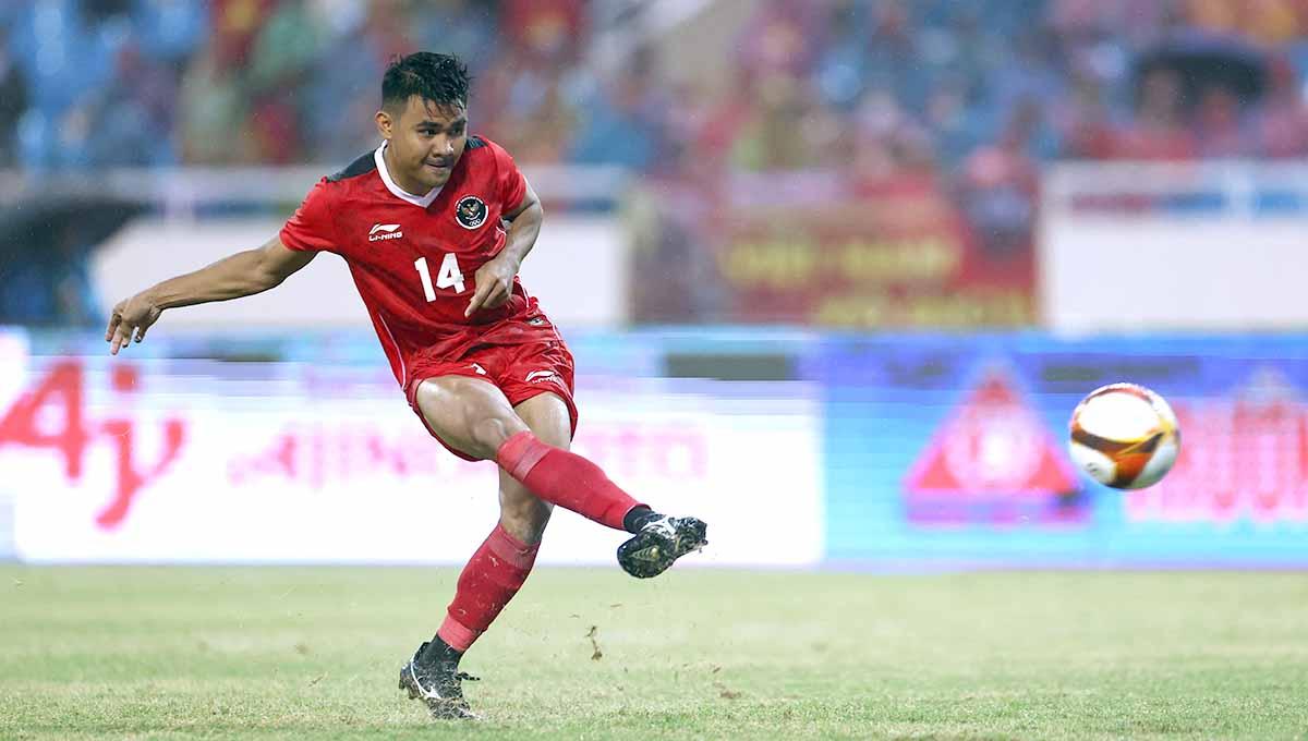 Bek Timnas Indonesia U-16, Sulthan Zaky Pramana, mendapatkan ‘jimat’ dari seniornya, Asnawi Mangkualam Bahar, jelang melawan Vietnam di final Piala AFF U-16. - INDOSPORT