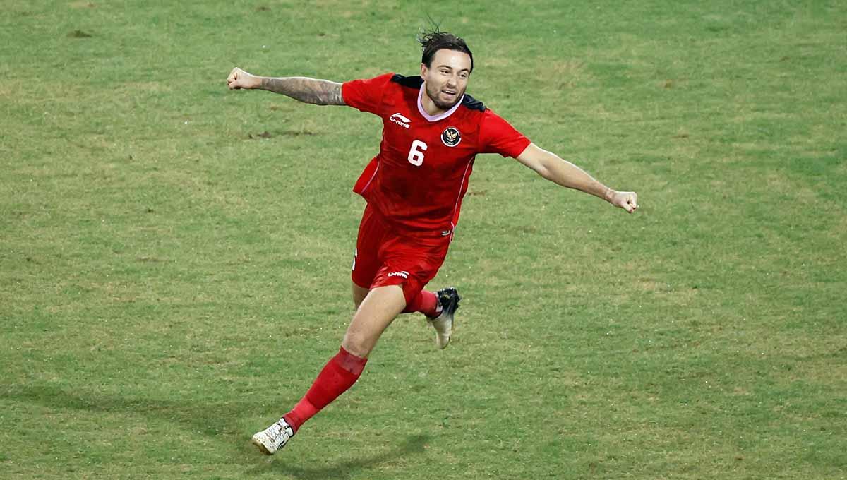 Selebrasi Marc Klok usai mencetak gol penalti penentu kemenangan Indonesia dalam adu penalti perebutan medali perunggu antara Indonesia vs Malaysia di Stadion Nasional My Dinh - Hanoi, Vietnam 2022. Foto: REUTERS/Navesh Chitrakar