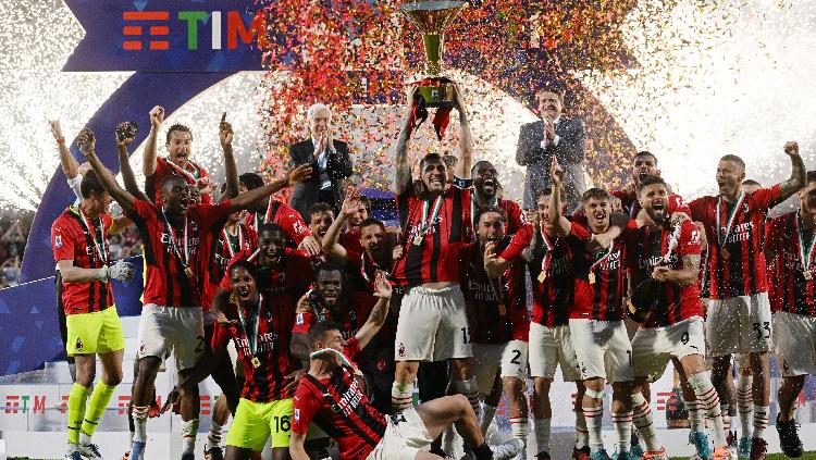 Pemain AC Milan Alessio Romagnoli mengangkat trofi bersama rekan setimnya setelah menjuarai Serie A REUTERS-Alberto Lingria - INDOSPORT