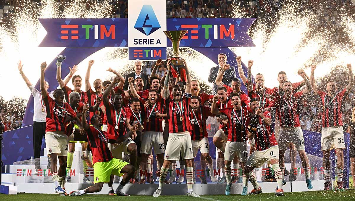Indosport - Para pemain AC Milan selebrasi menjuarai Liga Italia 2021/2022. Foto: REUTERS-Alberto Lingria