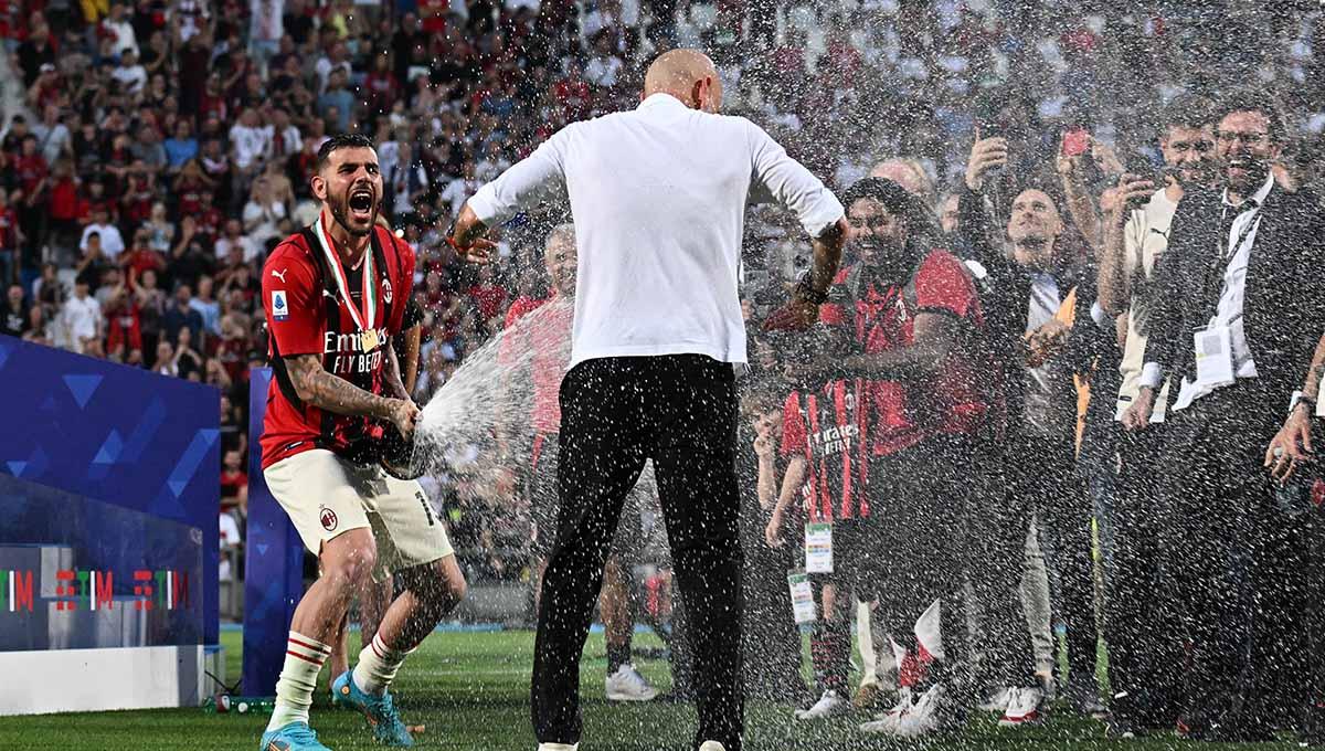 Pemain AC Milan Theo Hernandez melakukan selebrasi bersama pelatih Stefano Pioli usai menjuarai Liga Italia 2021/2022. Foto: REUTERS/Alberto Lingria