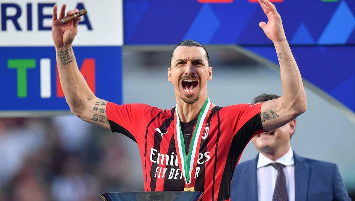 Pemain AC Milan Zlatan Ibrahimovic selebrasi setelah menjuarai Liga Italia 2021/2022. Foto: REUTERS/Daniele Mascolo - INDOSPORT