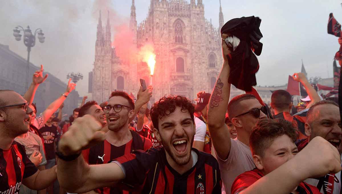 Fans AC Milan merayakan setelah timnya menjuarai Liga Italia 2021/2022. Foto: REUTERS/Flavio Lo Scalzo