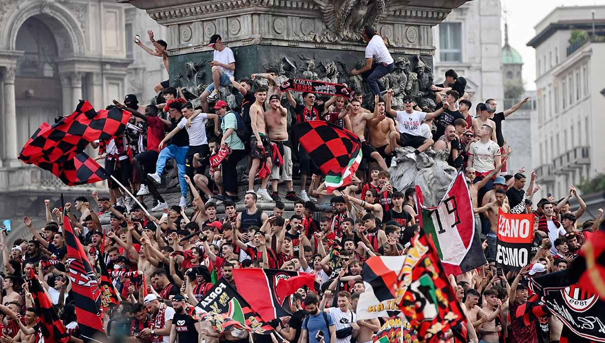 AC Milan dan fansnya diincar oleh FIGC yang ingin menyelidiki mereka usai salah satu pemain kedapatan memegang spanduk hinaan untuk Inter Milan dalam pawai scudetto. Foto: REUTERS/Flavio Lo Scalzo