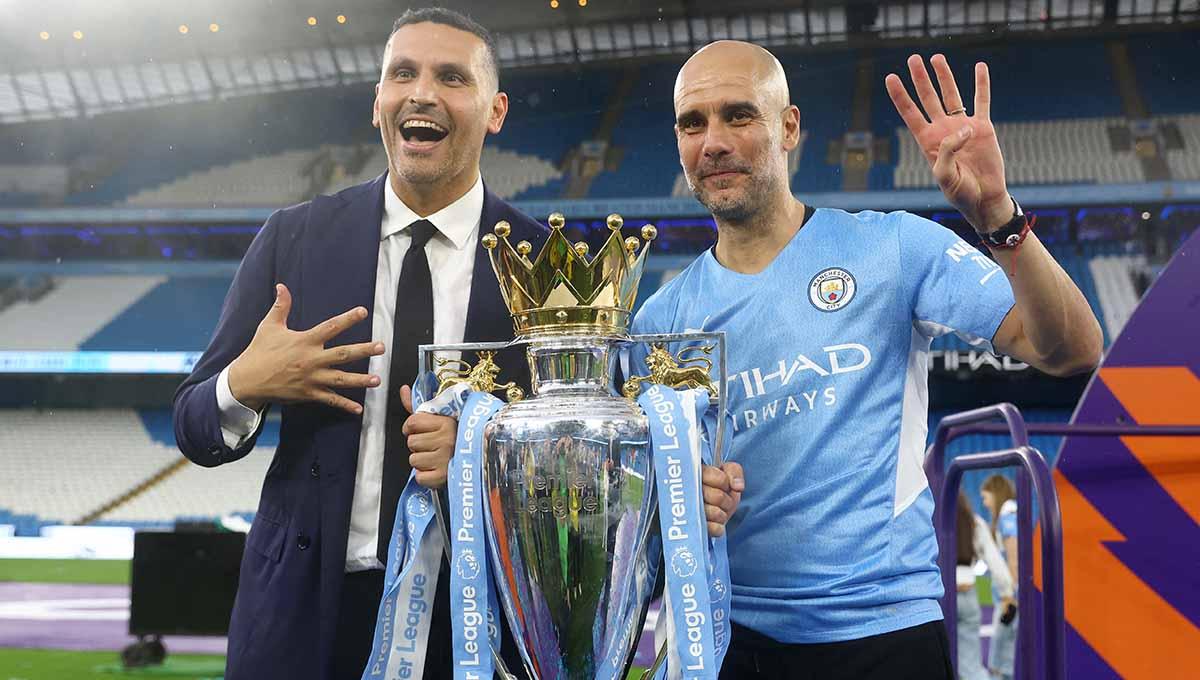 City Khaldoon Al Mubarak dan pelatih Manchester City Pep Guardiola merayakan dengan trofi setelah menjuarai Liga Inggris 2021/2022. Foto: REUTERS/Hannah Mckay