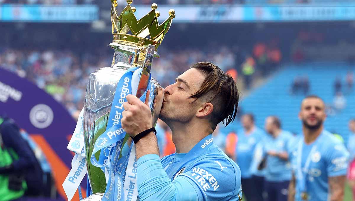 Pemain Manchester City Jack Grealish merayakan dengan trofi usai menjuarai Liga Inggris 2021/2022. Foto: REUTERS/Hannah Mckay