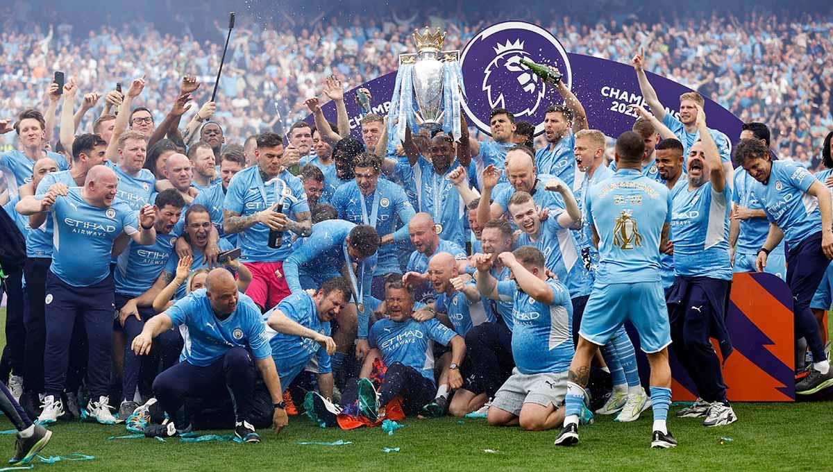 Para pemain Manchester City saat menjuarai Liga Inggris 2021/2022. Skuat besutan Pep Guardiola berpeluang treble winner di Piala FA dan Liga Champions 2023. Foto: Reuters/Jason Cairnduff