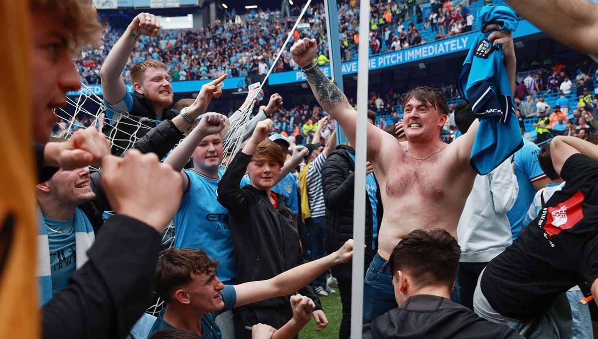 Fans Manchester City merayakan di lapangan setelah timnya menjuarai Liga Inggris 2021/2022. Foto: REUTERS/Hannah Mckay