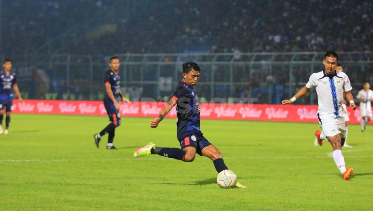 Dedik Setiawan gagalkan peluang penalti. Foto: Ian Setiawan/Indosport.com