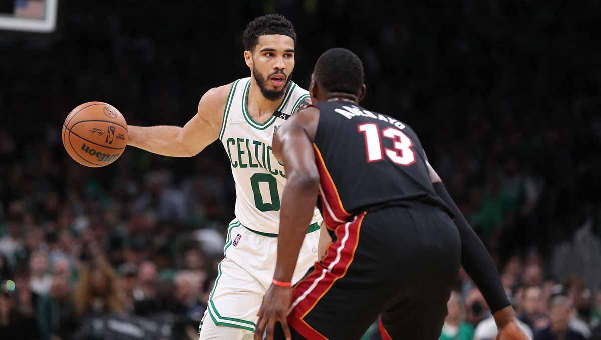 Penyerang Boston Celtics, Jayson Tatum berusaha menguasai bola laga antara Boston Celtics vs Miami Heat di NBA 2022. Foto: REUTERS/Paul Rutherford