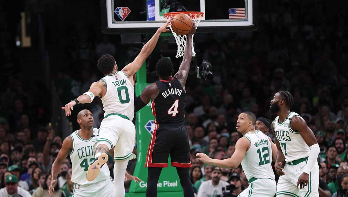 Pebasket Miami Heat, Victor Oladipo berusaha memasukan bola ke keranjang yang dipertahankan oleh bintang Boston Celtics, Jayson Tatum, di Game 4 Final NBA WIlayah Timur 2022. Foto: REUTERS/Paul Rutherford