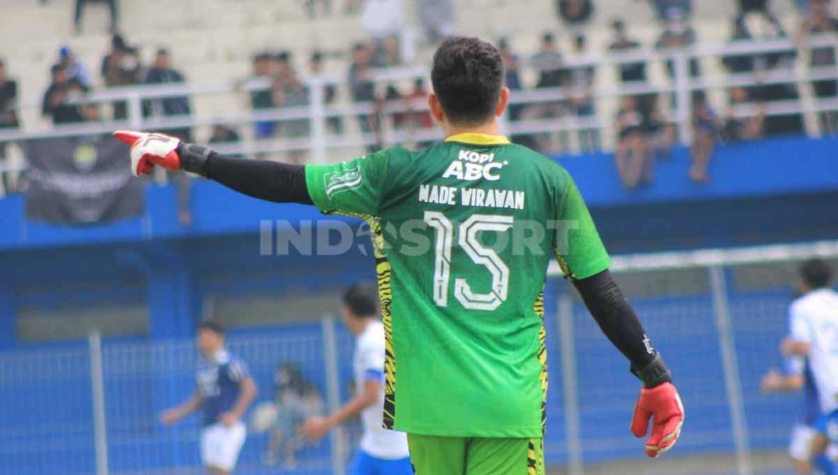 Penjaga gawang Persib, I Made Wirawan, memilih menggunakan nomor punggung 15 untuk mengarungi Liga 1 2022-2023. Foto: Arif Rahman/Indosport.com