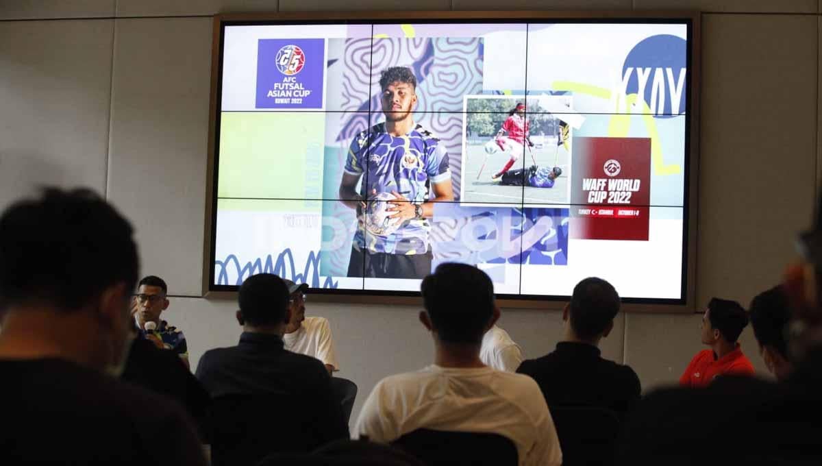 Suasana acara jumpa pers peluncuran produk terbaru Specs hasil kolaborasi dengan Stereoflow bertajuk 'From The Streets' di Jakarta, Selasa (24/05/22). Produk ini diperuntukkan untuk Timnas Futsal Indonesia yang akan berlaga di Piala Asia 2022. Foto: Herry Ibrahim/INDOSPORT