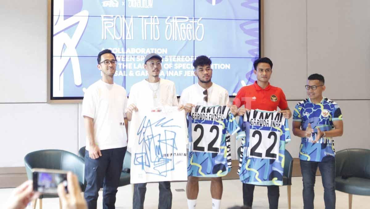 Suasana acara jumpa pers peluncuran produk terbaru Specs hasil kolaborasi dengan Stereoflow bertajuk 'From The Streets' di Jakarta, Selasa (24/05/22). Produk ini diperuntukkan untuk Timnas Futsal Indonesia yang akan berlaga di Piala Asia 2022. Foto: Herry Ibrahim/INDOSPORT