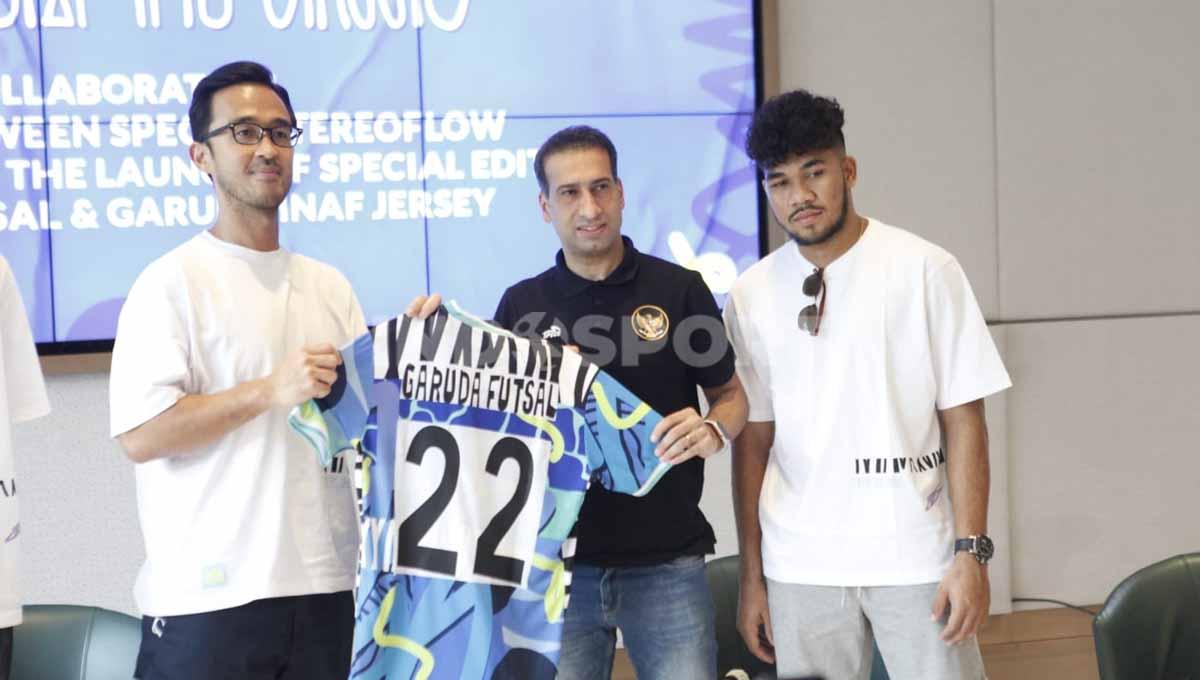 Pelatih Timnas Futsal Indonesia, Mohammad Hashemzadeh dan pemain Timnas Futsal, Evan Soumilena pada acara jumpa pers peluncuran produk terbaru Specs hasil kolaborasi dengan Stereoflow bertajuk 'From The Streets' di Jakarta, Selasa (24/05/22). Produk ini diperuntukkan untuk Timnas Futsal Indonesia yang akan berlaga di Piala Asia 2022. Foto: Herry Ibrahim/INDOSPORT - INDOSPORT