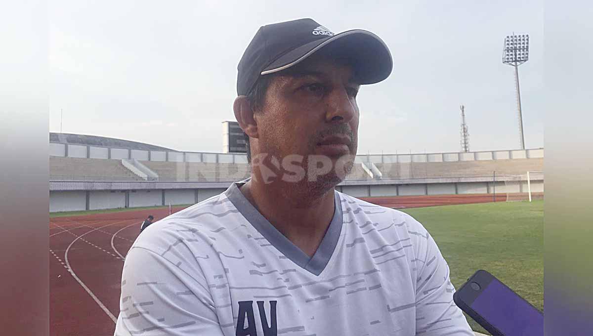 Alfredo Vera, pelatih Persita Tangerang. Foto: Petrus Manus Da' Yerimon/Indosport.com