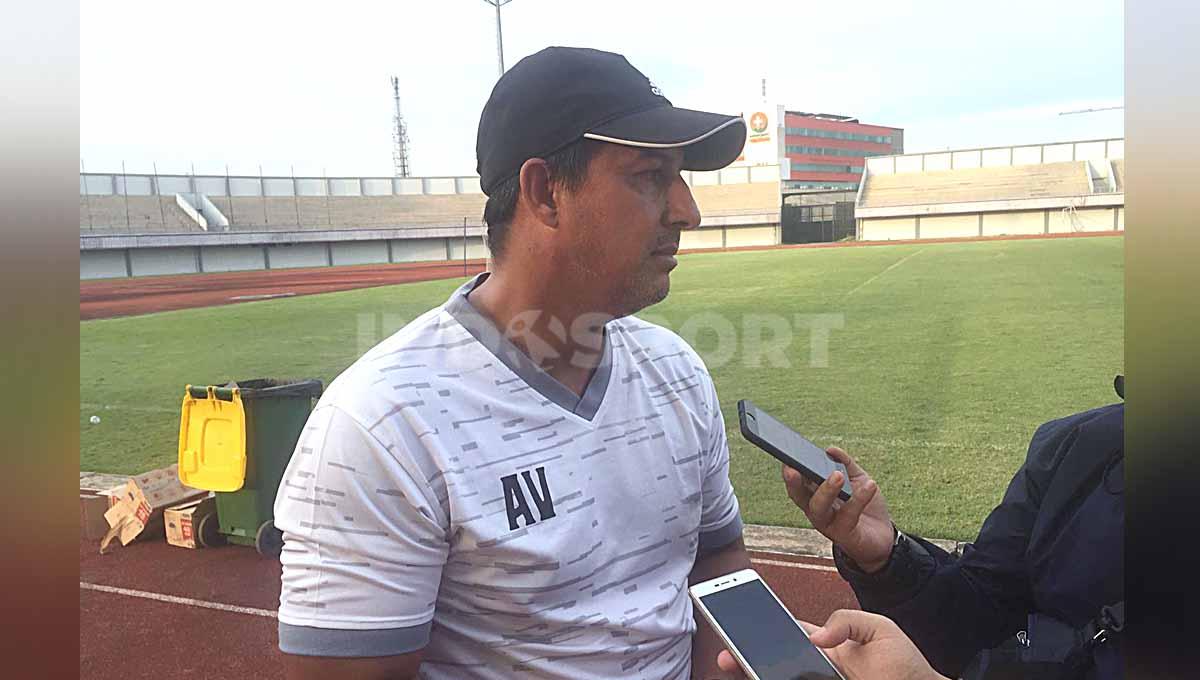 Alfredo Vera, pelatih Persita Jakarta. Foto: Petrus Manus Da' Yerimon/Indosport.com