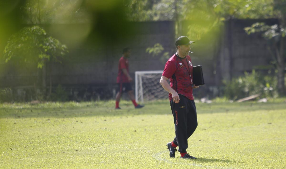 Pelatih Thomas Doll dalam latihan Persija Jakarta di Lapangan POR Sawangan, Rabu (25/05/22)