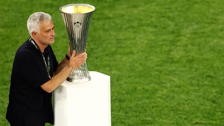 Jose Mourinho memegang trofi UEFA Conference League pasca membawa AS Roma menjadi juara (26/05/22). (Foto: REUTERS/Lisi Niesner)