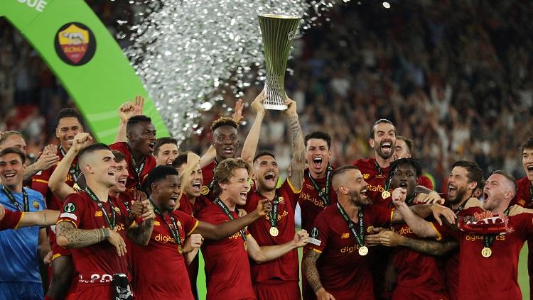 Kapten AS Roma, Lorenzo Pellegrini, mengangkat trofi UEFA Conference League 2021/2022 (REUTERS/Marko Djurica )