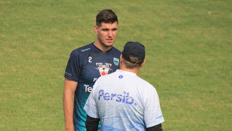 Bek Persib Bandung, Nick Kuipers berbincang dengan pelatih, Robert Rene Alberts, saat berlatih di Stadion Persib, Jalan Ahmad Yani, Kota Bandung. (Arif Rahman/INDOSPORT)