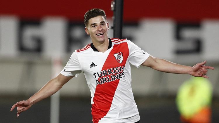 Julian Alvarez bakal bergabung dengan Manchester City di bursa transfer musim panas. Kepindahan itu berpeluang hadirkan penysalan besar di kubu AC Milan. (REUTERS/Agustin Marcarian)