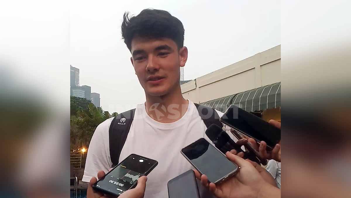 Tiga bintang Timnas Indonesia, Elkan Baggott, Marc Klok dan Syahrian Abimanyu, jadi sorotan karena ekspresinya saat menonton lagu ‘Begitu Sulit Lupakan Rehan’. Foto: Herry Ibrahim/Indosport.com