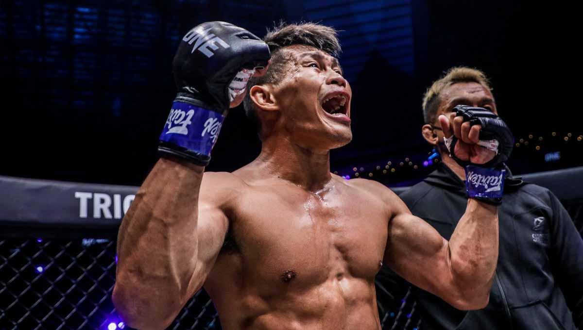 Pose kemenangan Adrian Mattheis usai mengalahkan Alex Silva di ONE: LIGHTS OUT pada, Jumat (11/03/22). Foto: ONE Championship