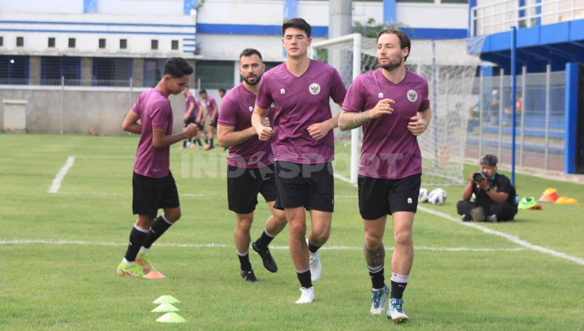 Para pemain Eropa Timnas Indonesia yang wajib tampil starter demi raih kemenangan saat hadapi Bangladesh di FIFA matchday. Eks Belanda akan ganti peran Egy!